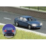Busch 5651 Audi A4 mit Licht als H0-Fertigmodell mit leuchtenden Scheinwerfern und Rückleuchten für realistische Straßenszenen auf Modellbahnanlagen.