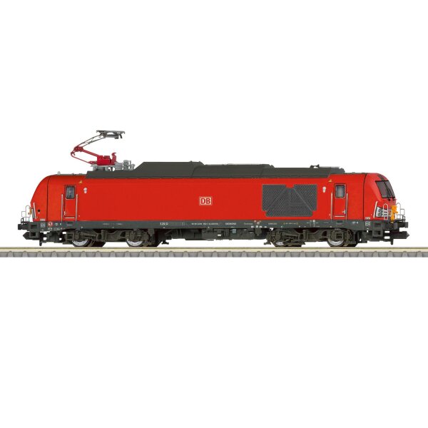 Die MINITRIX T16249 Diesellok BR 249 002 der DB Cargo AG als moderne Vectron Dual Mode Lokomotive in Spur N ist detailgetreu vor der Originalverpackung abgebildet.