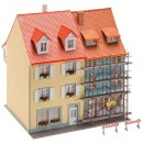 FALLER (130494) 2 Kleinstadthäuser mit Malergerüst